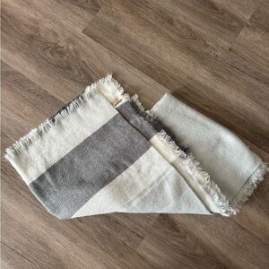 Women’s Gray Knit Blanket Scarf